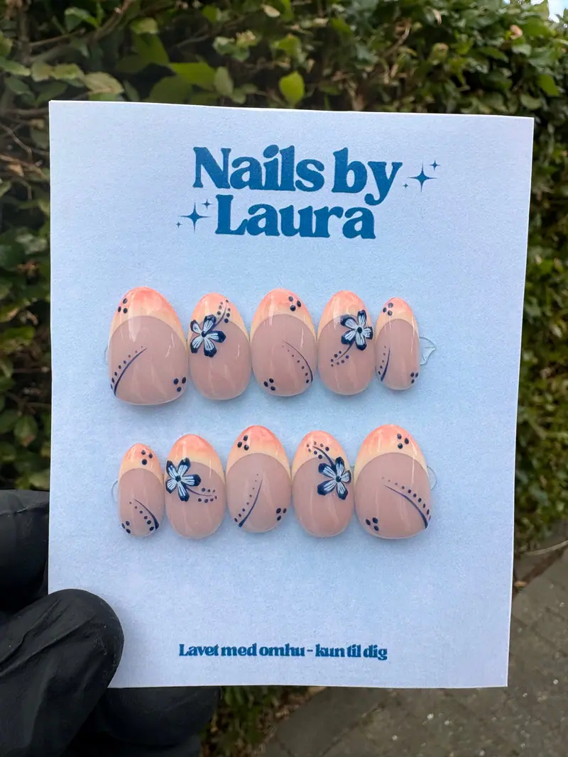 Sæt med blå blomster på Nails by Laura-kort