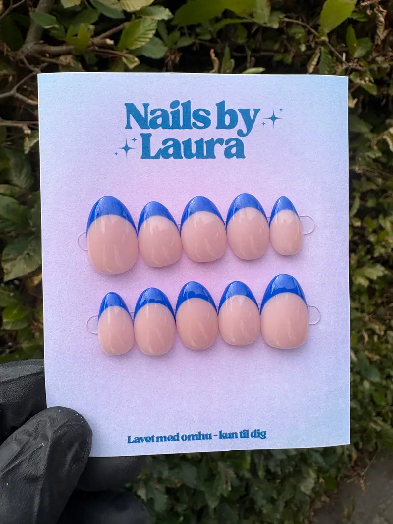 Blå french-sæt på Nails by Laura-kort